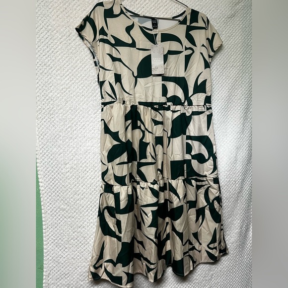 Emery Rose Dresses & Skirts - Emery Rose Tunic Dress Green and Ivory Flowy Fit Short Sleeves Scoop Neck NWT